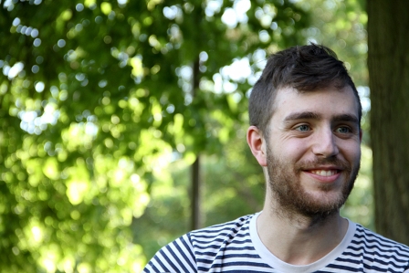 Ezra Furman freut sich im Freien